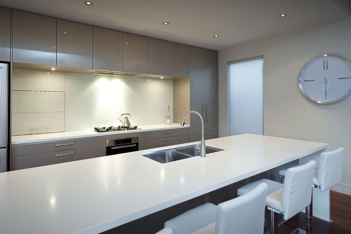 آشپزخانه مدرن با سنگ کابینت کورین آشپزخانه مدرن با سنگ کابینت کورین