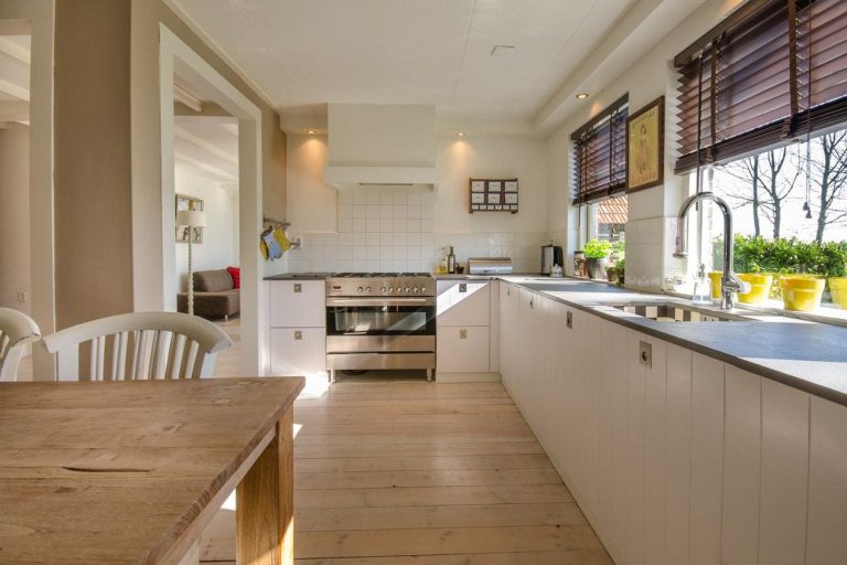 Sunlight in the kitchen تاثیر نور خورشید روی کورین و کوارتز
