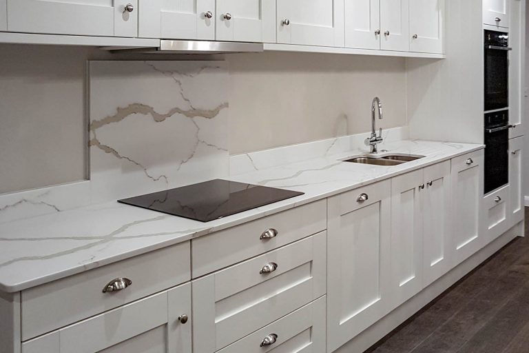 Anti-scratch properties of quartz plates