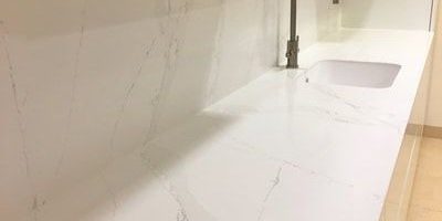 طراحی مدرن کابینت آشپزخانه با سنگ کورین | خرید سنگ کورین | فراسنگ