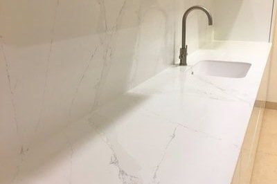 طراحی مدرن کابینت آشپزخانه با سنگ کورین طراحی مدرن کابینت آشپزخانه با سنگ کورین | خرید سنگ کورین | فراسنگ