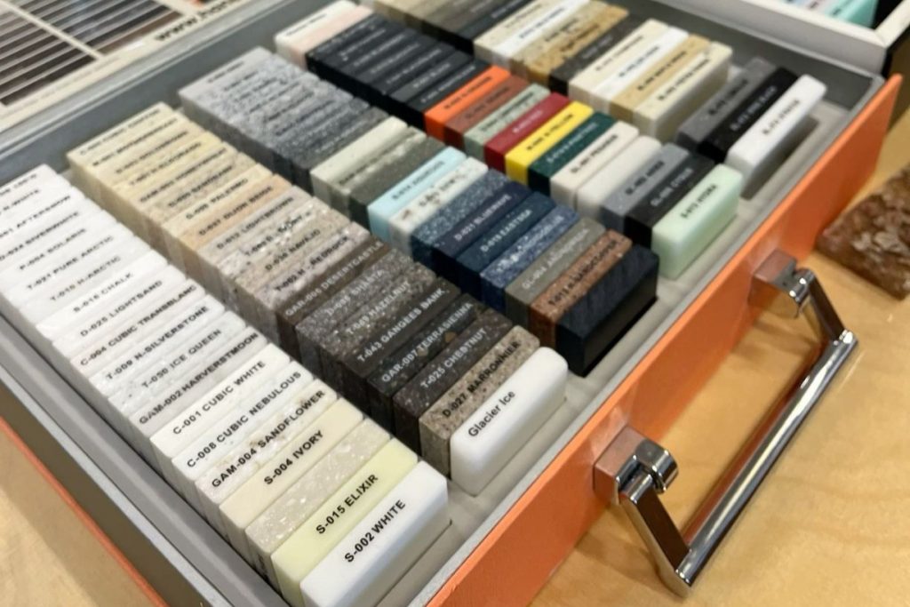 طراحی مدرن کابینت آشپزخانه با سنگ کورین | خرید سنگ کورین | فراسنگ